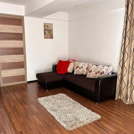 Summerland Niki Mamaia